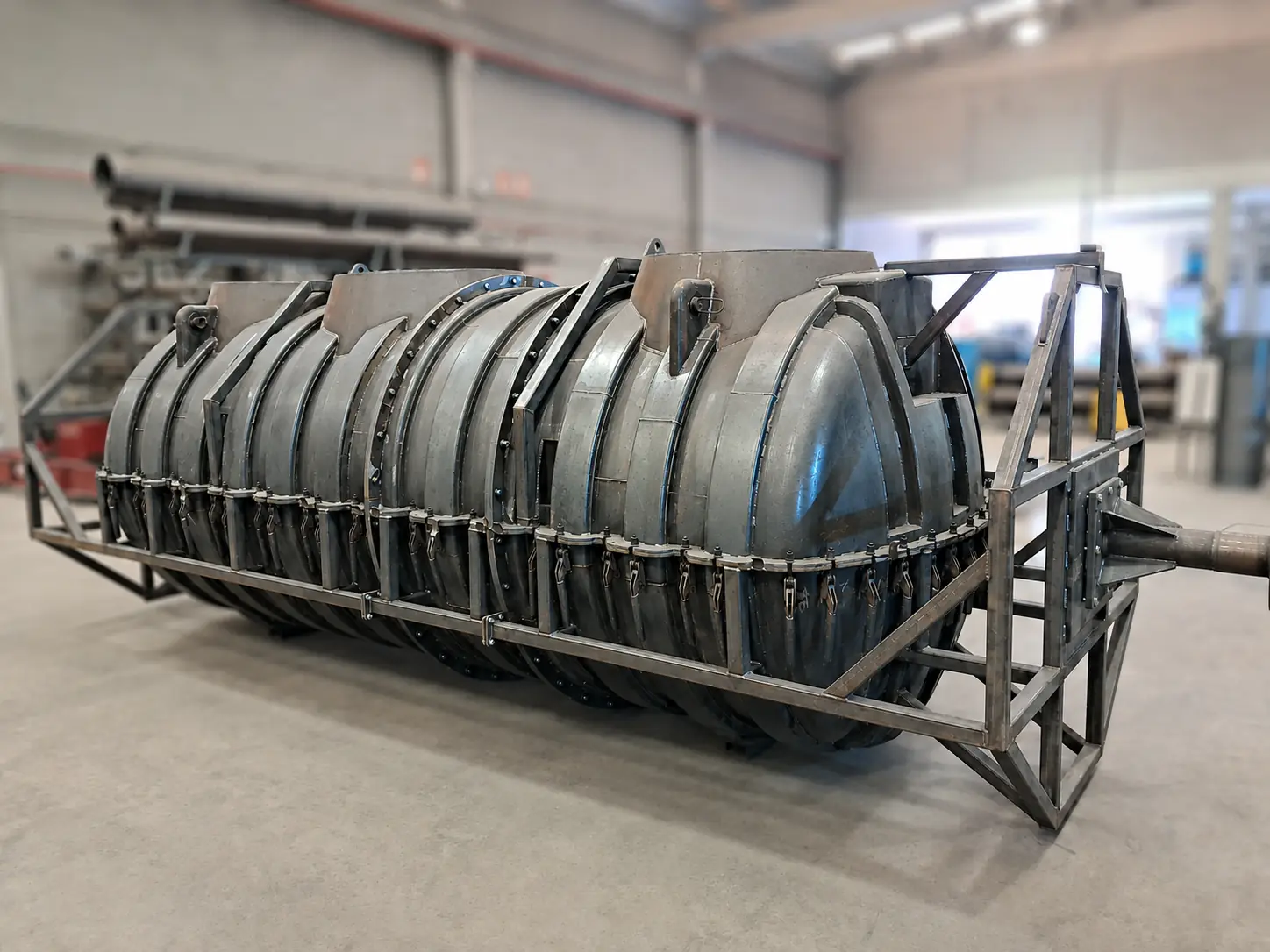 Molde de rotomoldeo multisegmento montado en su bastidor